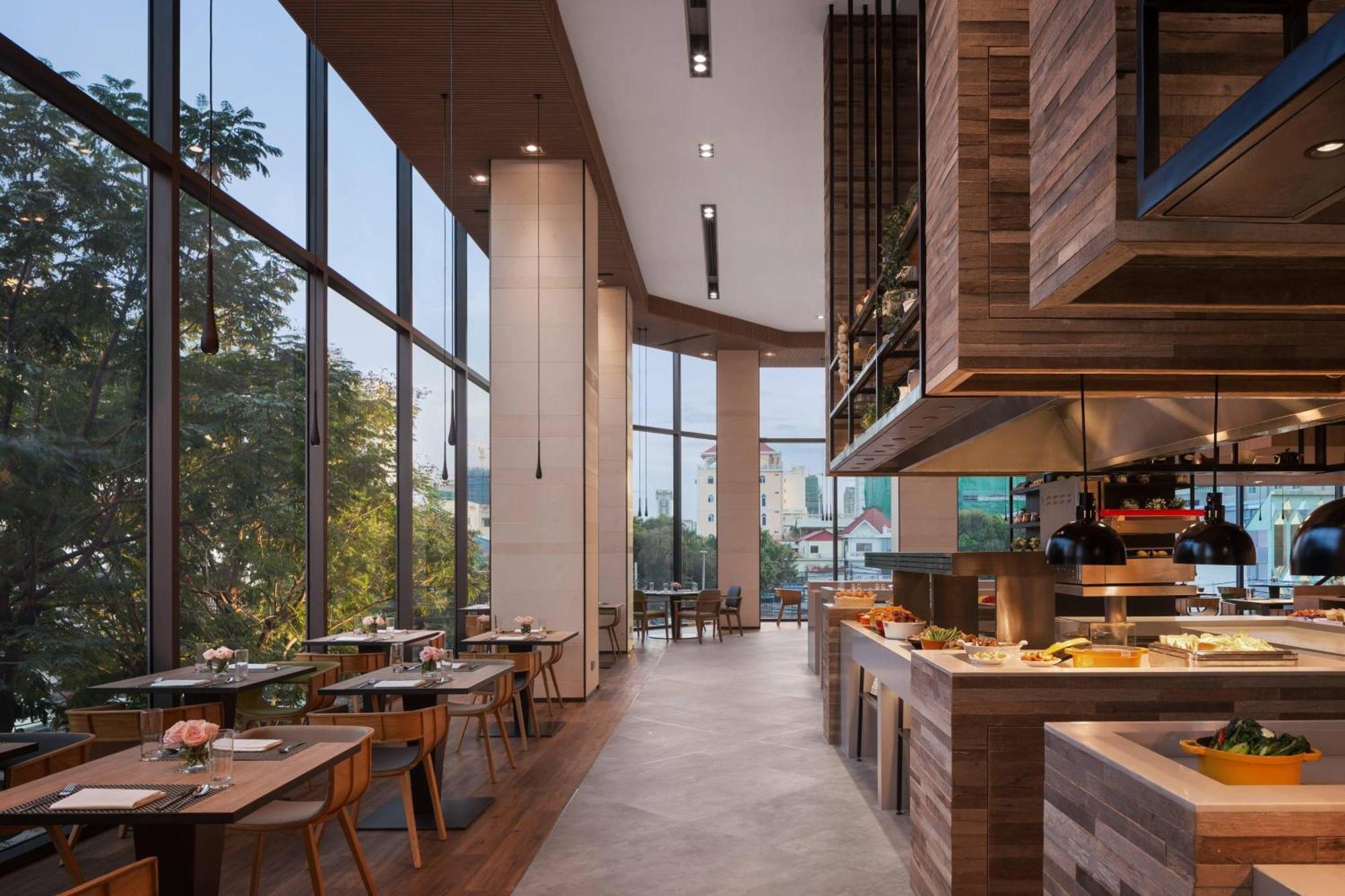 Courtyard By Marriott Phnom Penh Hotel Exterior photo