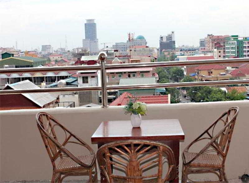 Courtyard By Marriott Phnom Penh Hotel Exterior photo